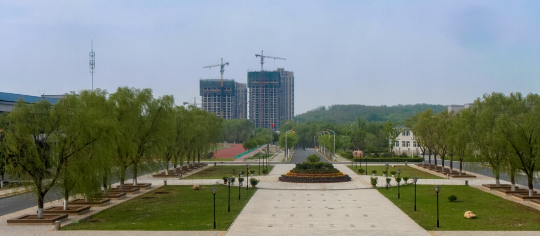 遼寧現(xiàn)代服務職業(yè)技術(shù)學院校園風景與現(xiàn)代技術(shù)開發(fā)的融合